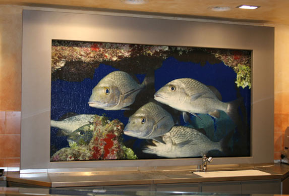 Wasserwand in einem Supermarkt hinter der Fischtheke